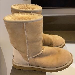 Classic Size Sand Ugg’s Size 7